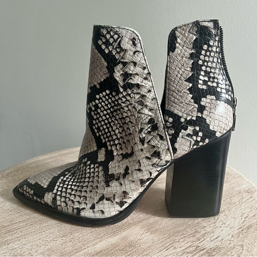 Vince Camuto Gigietta Snake Ankle Boots Black and White Sz 6.5 NWOB